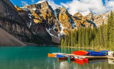 Experience Bustling Markets and Palaces